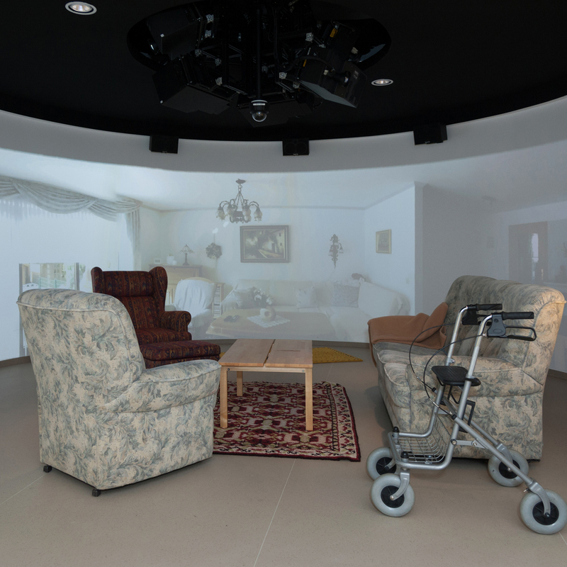 Die Sim-Arena erlaubt die Simulation verschiedener Szenarien mithilfe einer 270 Grad-Projektion mit passenden Requisiten.